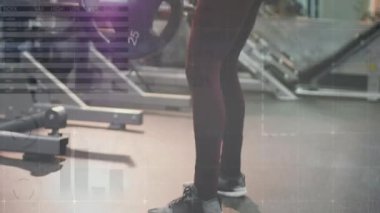 Spor salonunda ağırlık kaldırmak, egzersiz ekipmanları üzerinde spor verileri animasyonu yapmak. eğitim, egzersiz, halter, teknoloji