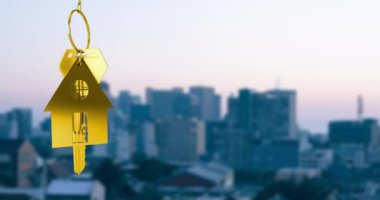 Bulanık şehrin arka planında ev şeklinde anahtarlık animasyonu. Emlak, şehir, ev, anahtarlık, ufuk çizgisi, mülk