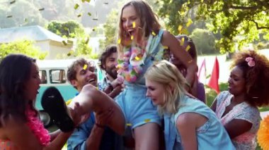 Arkadaşların insanları dışarı çıkarmasını konfeti animasyonuyla kutluyoruz. Kutlama, mutluluk, grup, neşe, şenlik, parti