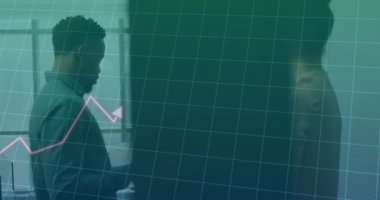 Muhtelif meslektaşların ofiste iş görüşmesi üzerine finansal veri işleme animasyonu. Küresel iş, finans, bilgisayar ve dijital arayüz kavramı dijital olarak oluşturulmuş video.