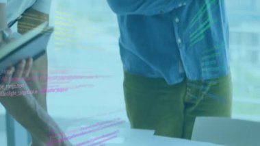 Ofiste iş tartışan çeşitli erkek arkadaşlarla ilgili veri işleme animasyonu. İş ve dijital arayüz kavramı dijital olarak oluşturulmuş video.