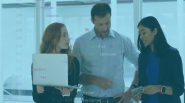 Muhtelif meslektaşların ofiste iş görüşmesi üzerine veri işleme animasyonu. İş ve dijital arayüz kavramı dijital olarak oluşturulmuş video.