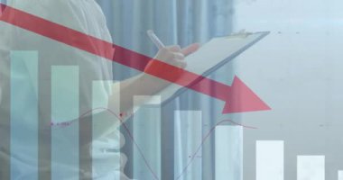 Kırmızı aşağı doğru ok ve çizgi çizelgesi elinde pano tutan iş kadını üzerinde. finans, düşüş, istatistik, analiz, meslek, veri