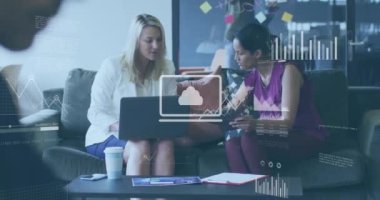 Modern ofiste iş tartışan iş kadınlarının finansal veri işleme animasyonları. finans, takım çalışması, teknoloji, işbirliği, şirket, strateji