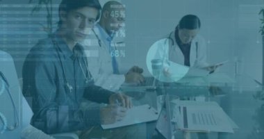 Konferans masasında çalışan doktorların tıbbi veri analizi. Sağlık, teknoloji, işbirliği, profesyoneller, yenilik, takım çalışması