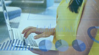 Ofisteki dizüstü bilgisayarını kullanan iki ırklı iş kadınının finansal veri işleme animasyonu. Küresel iş, finans, bilgisayar ve dijital arayüz kavramı dijital olarak oluşturulmuş video.