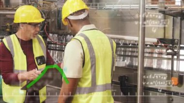 Fabrikadaki çeşitli işçiler üzerinde finansal veri işleme animasyonu. Küresel eğitim, okul, bilgisayar ve dijital arayüz kavramı dijital olarak oluşturulmuş video.