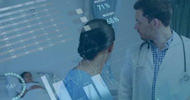 Hastanedeki hastalarla birlikte çeşitli doktorların veri işleme ve diyagramlarının animasyonu. Tıp ve dijital arayüz kavramı dijital olarak oluşturulmuş video.