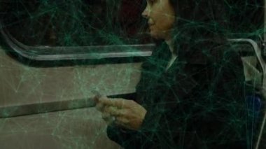 Trende akıllı telefon tutan bir kadın için bağlantı ağı. Teknoloji, bağlantı, dijital, iletişim, seyahat, seyahat