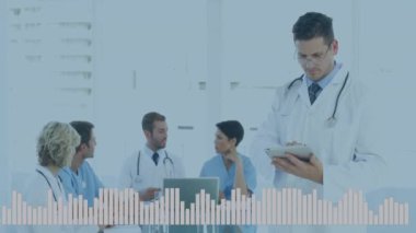 Tıbbi uzmanlar bar grafik animasyonuyla hasta verilerini tartışıyor. Sağlık, takım çalışması, teknoloji, işbirliği, analiz, klinik