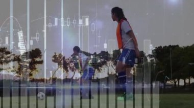 Sahada antrenman yapan futbolcuların grafikleri ve veri analizleri. İstatistikler, analitikler, bilgi grafikleri, veri görselleştirmesi, performans, teknoloji