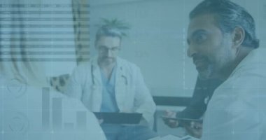 Hasta verilerini, grafikleri ve animasyonları olan tıp uzmanlarını tartışıyorlar. Sağlık, analiz, tartışma