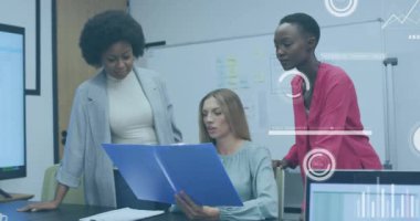 İşletme veri analizi, çeşitli ekiplerin ofisteki belgeleri incelemesi üzerine animasyon. Takım çalışması, işbirliği, strateji, toplantı, profesyoneller, planlama