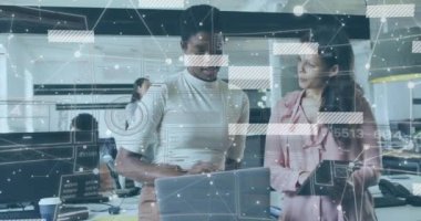 Laptop ve tabletteki verileri analiz etmek, ağ bağlantıları olan iş kadınları animasyon. teknoloji, takım çalışması, işbirliği, ağ oluşturma, veri analizi, dijital