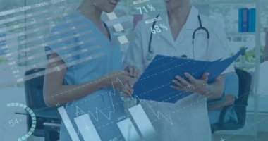 Hastanede konuşan çeşitli kadın doktorların veri işleme ve diyagramlarının animasyonu. Tıp ve dijital arayüz kavramı dijital olarak oluşturulmuş video.