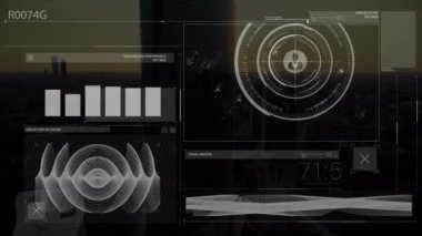 Veri analizi ve sinyal izleme gece karanlığında şehir manzarası üzerinde. Teknoloji, kentsel, geleceksel, dijital, analitik, akşam