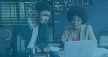 Ofiste tartışan çeşitli meslektaşlar üzerinde iş veri analizi animasyonu. çeşitlilik, takım çalışması, strateji, teknoloji, toplantı, beyin fırtınası