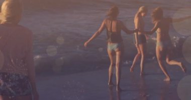Sahilde yürüyen bir grup arkadaş Bokeh Light animasyonu. Günbatımı, dinlenme, tatil, tatil, yaz, kıyı şeridi.