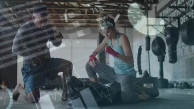 Spor salonundaki atletlerin veri analizi animasyonlarıyla boks antrenmanı. Fitness, teknoloji