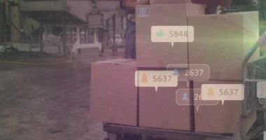 Fabrika işçilerinin kutu taşıması ve dizüstü bilgisayar kullanması üzerine sosyal medya bağlantısı animasyonu. Üretim, lojistik, takım çalışması, verimlilik, teknoloji, dijital dönüşüm