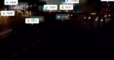 Sosyal medya etkileşimi gece trafiği sahnesinde canlandırma simgeleri oluşturuyor. kentsel, dijital, teknoloji, iletişim, bağlantı, ağ