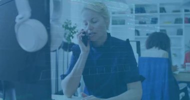 Finansal veriler ve borsa animasyonu iş kadınının telefonda konuşması üzerine. Finans, yatırım, teknoloji, iletişim, ekonomi, şirket