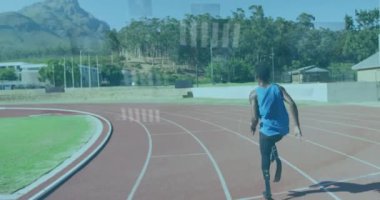 Pistte koşan, spor sahasında veri işleme animasyonu yapan bir sporcu. fitness, analytics, training, performance, motion, digital