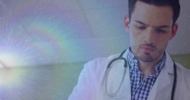 Tablet kullanan doktorla ilgili sosyal medya bilgilendirmeleri. Teknoloji, bağlantı, sağlık, mobil, iletişim, dijital