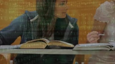 Kitaplarla çalışmak, öğrencileri kod animasyonuna programlamak. Eğitim, takım çalışması, işbirliği, kodlama, teknoloji, öğrenme