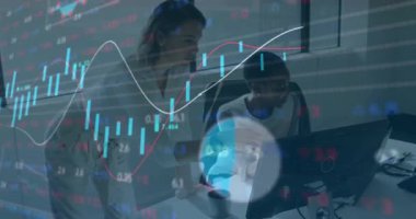 Ofisteki çeşitli iş adamları üzerinde finansal veri işleme animasyonu. Küresel finans, iş, bağlantılar, hesaplama ve veri işleme kavramı dijital olarak oluşturulmuş video.