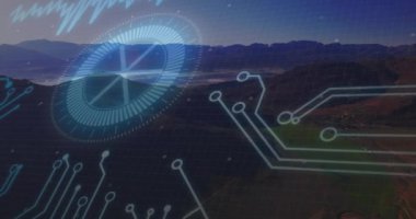 Dağ manzarası üzerinde devre kartı ve dijital arayüz animasyonu. Teknoloji, yenilik, siber, fütürist, sanal, ağ