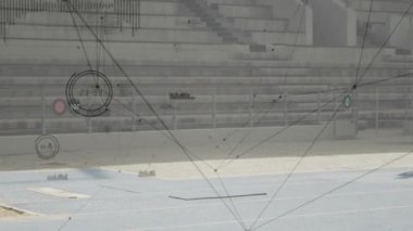 Stadyumun arka planında ağ bağlantıları olan koşucu atlet. spor, rekabet, dijital, bağlantı, teknoloji, yenilik