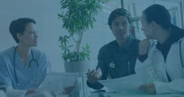 Hasta verilerini, sağlık analitik animasyon örtüşen tıbbi uzmanları tartışıyorlar. veri analizi, teknoloji, hastalar, işbirliği, yenilik, dijital