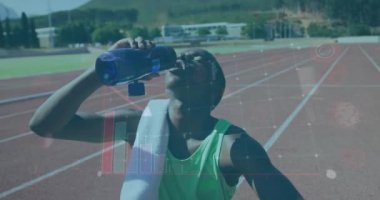 Antrenmandan sonra su içen sporcu, spor salonunda veri animasyonu yapıyor. hidrasyon, egzersiz, eğitim, koşu, izleme, sağlık