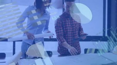 Veri işleme ve çeşitli meslektaşların ofiste projeyi tartışmaları üzerine çizimlerin animasyonu. İş, mimari ve dijital arayüz kavramı dijital olarak oluşturulmuş video.