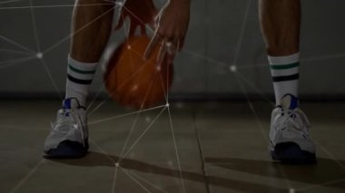 Basketbolcu üzerinden bağlantılar ve veri işleme animasyonu ağı. Teknoloji, dijital, spor, atlet, performans, görsel efektler