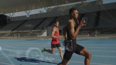 Stadyumun arka planında veri analizi animasyonuyla koşan sporcular. Atletizm, spor, teknoloji, rekabet, performans, eğitim