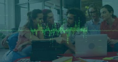 Dizüstü bilgisayarda iş birliği yapan çeşitli takımlar üzerinde yeşil veri canlandırma animasyonu. Takım çalışması, işbirliği, teknoloji, iş dünyası, beyin fırtınası, analitik