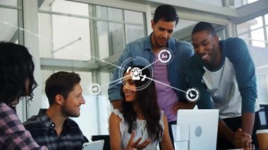 Ağ bağlantıları ve veri işleme animasyonuyla işbirliği yapan, çeşitli iş adamları. takım çalışması, işbirliği, çeşitlilik, teknoloji, ağ oluşturma