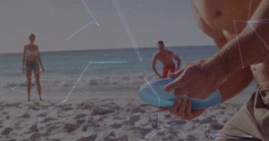 Plaj voleybolu oynuyorlar, ağ bağlantıları olan insanlar üzerinde animasyon yapıyorlar. Spor, takım çalışması, ağ, teknoloji, açık hava, fitness