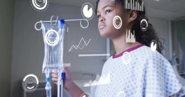 Hastane önlüğü giymiş genç bir hastanın tıbbi veri animasyonunu analiz ediyorum. Sağlık, teknoloji, veri analizi, hasta bakımı, tanı, araştırma