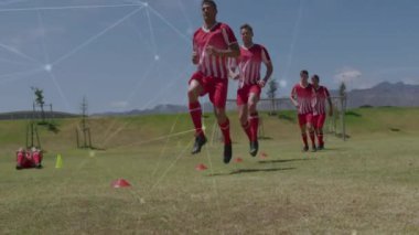 Futbol oyuncuları ağ bağlantıları üzerinden külahlarla antrenman yapıyor. takım çalışması, uygulama, dijital, sanal, teknoloji, egzersiz