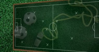 Futbol stratejisi animasyonu futbol topları, ıslık çalmak ve çimde ip atlamak üzerine. Spor, futbol, antrenman, egzersiz, saha, ekipman