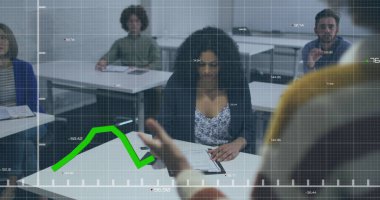 Bir sunum sırasında not alan Afro-Amerikan kadınının üzerinde hareket eden yeşil grafikler. İş veri teknolojisi kavramı