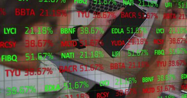 Akıllı telefon kullanan beyaz bir adamın veri işleme görüntüsü. Küresel eğitim ve dijital arayüz kavramı dijital olarak oluşturulmuş görüntü.