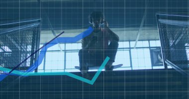 Akıllı telefon kullanan melez bir adamın mali veri işleme görüntüsü. Küresel iş, finans ve dijital arayüz kavramı dijital olarak oluşturulmuş görüntü.