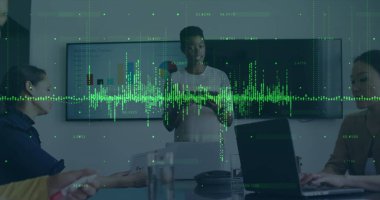 Ofisteki iş kadınının mali veri işleme görüntüsü. Küresel iş, finans, bilgisayar ve veri işleme kavramı dijital olarak oluşturulmuş görüntü.