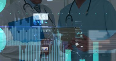 Çeşitli erkek doktorların orta bölümündeki finansal veriler ve grafikler. Tıp ve finans kavramı dijital olarak oluşturulmuş görüntü.