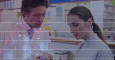 Kafkasyalı erkek eczacı ve kadın müşterinin mali veri işleme görüntüsü. Küresel eczacılık, işletme, finans, bilgisayar ve veri işleme kavramı dijital olarak oluşturulmuş görüntü.