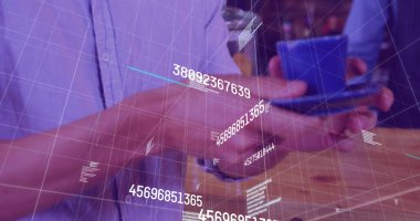 Elinde kahve tutan melez bir adamın veri işleme görüntüsü. küresel iş ve dijital arayüz kavramı dijital olarak oluşturulmuş görüntü.